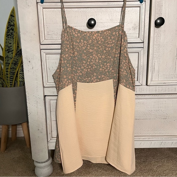 Sugarfox Cream & Floral Color Block Spaghetti Strap Faux Button Front Tank 2XL - Picture 9 of 10